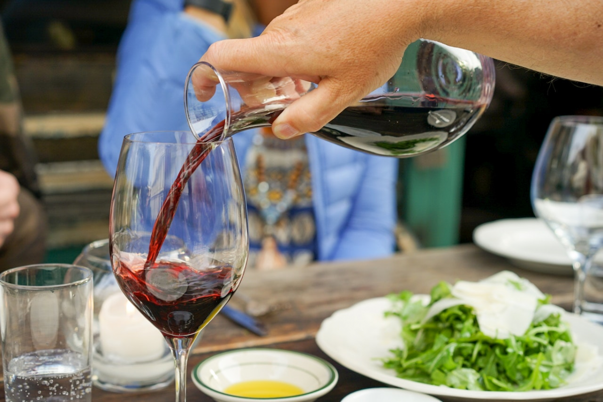 O consumo moderado de vinho tinto ajuda a remodelar microbiota intestinal